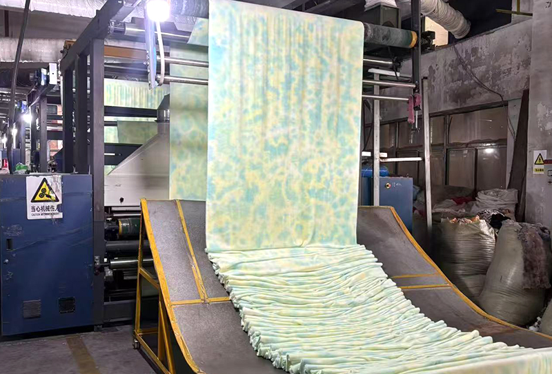 550mg 160cm 欧貂扎染毛绒面料适用于抱枕 550mg 160cm 欧貂扎染毛绒面料适用于抱枕